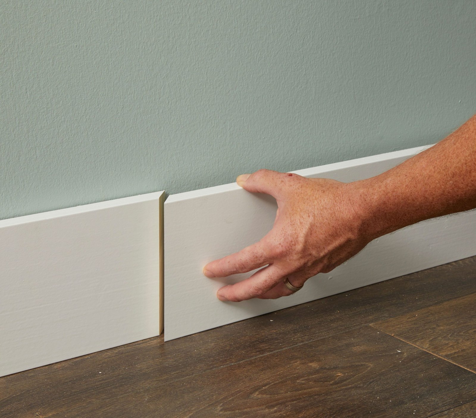 Baseboard Moulding Installation / LVP Flooring Installer Near Me